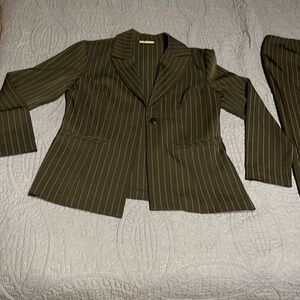 Pant suit light and easy to clean. Perfect look for work